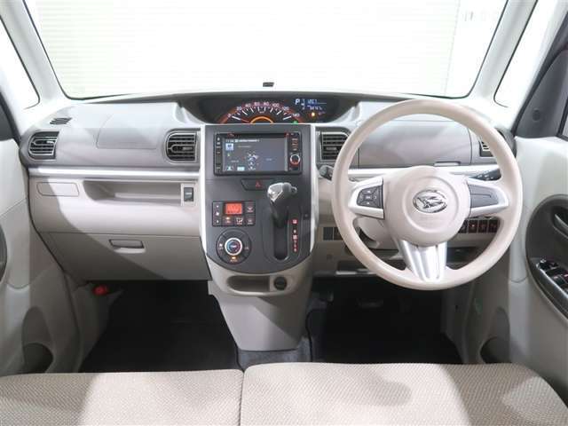 使いやすく運転しやすいレイアウトの運転席回り。