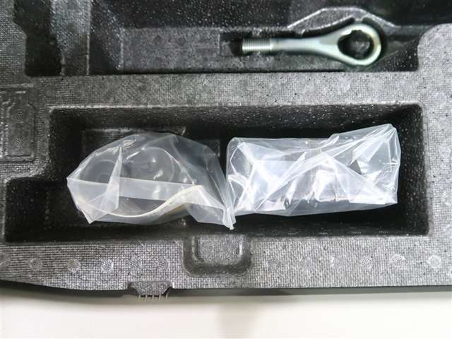 ラゲッジスペース床下にパンク修理キットを搭載しております。