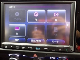 ホンダ純正ナビなのでダッシュボードにスッキリと収まっています。土地勘の無い所でも道に迷わず安心ですね！。AVも色々視聴でるのでドライブも楽しくなりますよ！