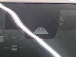 【インテリジェントエマージェンシーブレーキ】フロントカメラで前方の車両や歩行者を検知。衝突しそうな時は衝突被害軽減ブレーキが作動、衝突回避をサポート。より安全にドライブをお楽しみいただけます。