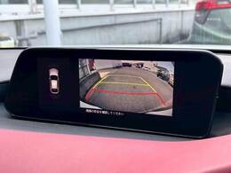 【カラーバックモニター】を装備しております。リアの映像がカラーで映し出されますので日々の駐車も安心安全です。