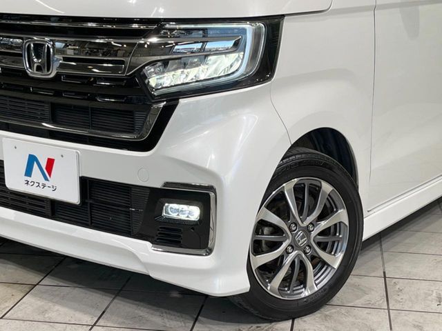 【LEDヘッドライト】悪天候や夜間走行時も良好な視界を確保し安心して運転できる高輝度LEDヘッドライトを装備！点灯速度が早く、消費電力も抑えられています。