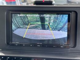 【バックカメラ】駐車時に後方がリアルタイム映像で確認できます。大型商業施設や立体駐車場での駐車時や、夜間のバック時に大活躍！運転スキルに関わらず、今や必須となった装備のひとつです！