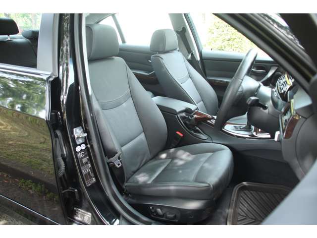 納車前にナビやドラレコ、社外品の取り付けなど、ご希望がある場合はご相談下さい。またカスタム、磨きやコーティング、フィルム施工などもお受けいたします。