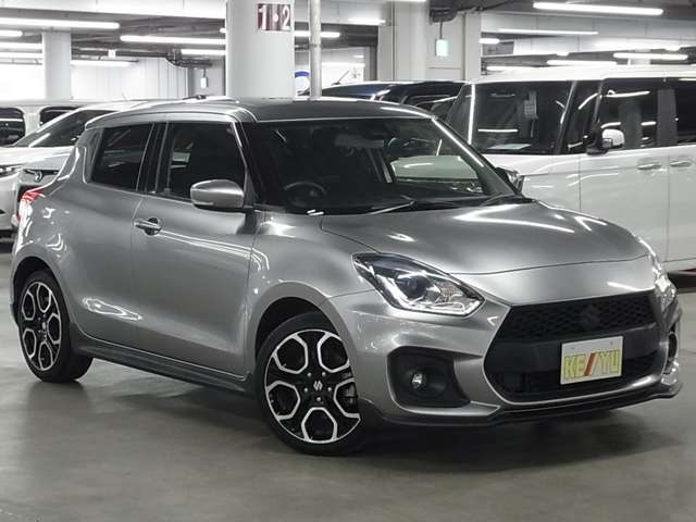 雨が降ってもゆったりと車選びができる全天候型立体展示場！エスカレーター完備！