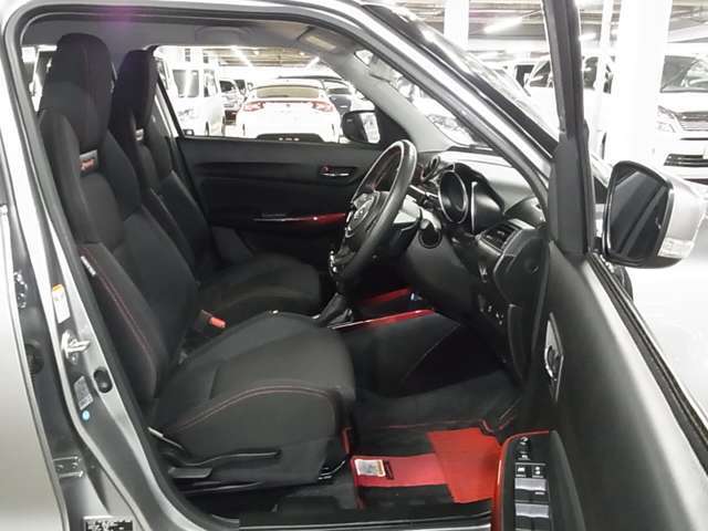 当社販売担当者、仕入担当者、リフトに持ち上げ車検検査員による下廻りチェックをクリアした高品質車を展示しております。