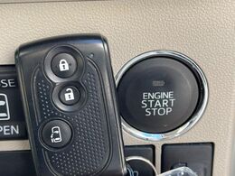 【キーフリーシステム】カバンやポケットに入れたままでもドアの施錠・解錠が可能なスマートキーを装備。エンジンのオン・オフ時もカギを取り出す必要が無いからとっても便利です♪