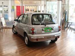 雨の日でもゆっくりお車ご覧いただけます