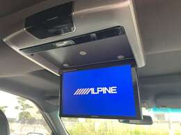 【フリップダウンモニター】大画面モニターで後席でも映像をお楽しみいただけます。小さなお子様にも大人気の装備です！