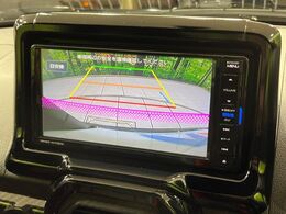 【バックカメラ】駐車時に後方がリアルタイム映像で確認できます。大型商業施設や立体駐車場での駐車時や、夜間のバック時に大活躍！運転スキルに関わらず、今や必須となった装備のひとつです！