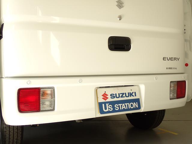 後方に障害物があり、R（後退）の位置でアクセルペダルを強く踏むと、エンジンを自動で抑制してくれる「後方誤発進抑制機能」を搭載しています。