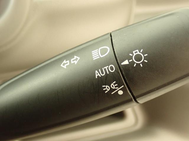 車外の暗さを検知し、自動でライトを点灯させる　オートライト機能付ヘッドランプ。