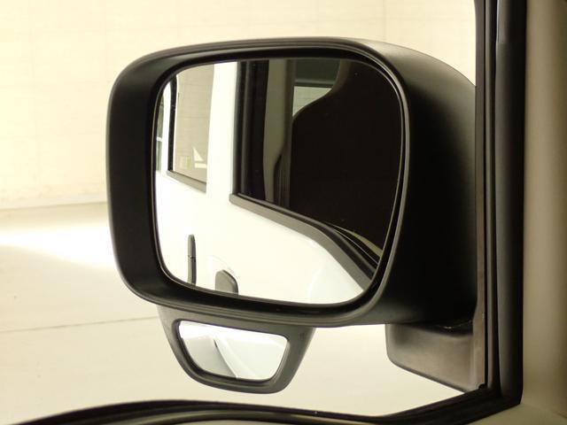 目視での確認が難しい　助手席側前輪付近の障害物を、ドアミラーの角度を変えずに確認できます。