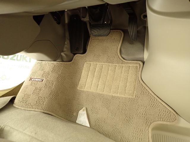 足元にフロアマットを装着しています。水分を吸収してくれるので、雨の日でも滑りにくいです☆