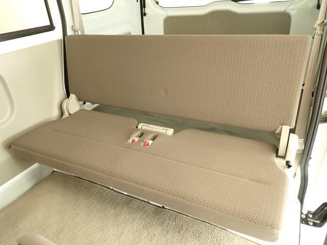 リヤシートも3点シートベルトを採用しています。身体をしっかり支えます。