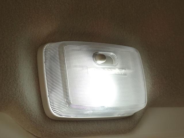 ラゲッジスペースは、LEDライト付！薄暗い場所での作業もラクラクです♪