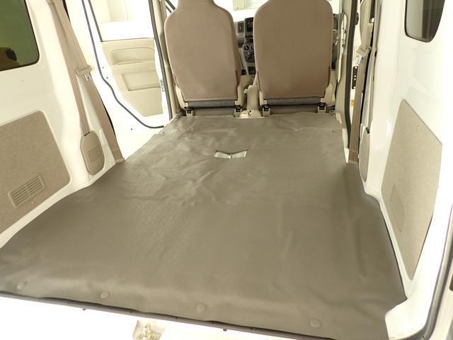 リヤシートを格納すると　フラットな広々荷室に早変わり＾＾