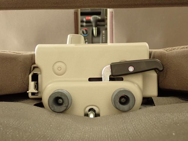 レバー操作で　手軽にロックを解除。リヤシートの格納がラクラクです。