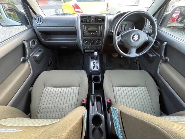 車内に前席の全体図です。おタバコの臭いも無くシートのクッション性もございます。お問い合わせは0078-6003-763393まで♪