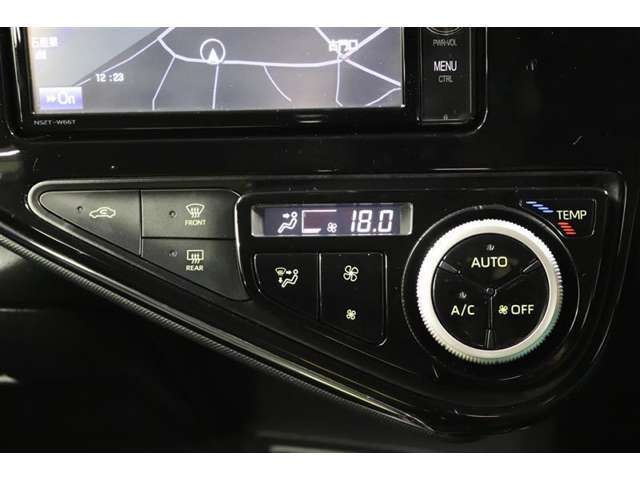 室内を快適温度にするオートエアコン！スイッチもシンプルで大きいので操作しやすく、オールシーズン快適なドライブに出かけられますね♪