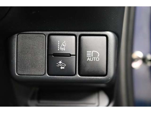 車線逸脱をブザーやディスプレイ等でお知らせするレーンディパーチャーアラート、暗い夜道を走行時にハイビームとロービームの切替を自動で行ってくれるオートマチックハイビーム！