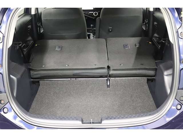 リヤシートを前倒しすると更なるスペースを確保できます！