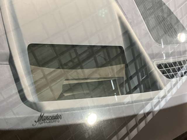 ヘッドアップディスプレイは、視線を移動することなくルートガイド中の方向や距離、車速など走行に必要な情報をフロントウインドウに重ねて表示する事ができます