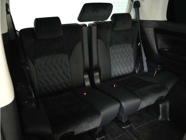 サードシートも広々とした空間をご用意しております！シートアレンジにて、快適スペースを作ることも可能となっております！アレンジパターンも豊富で、様々なシーンにご利用いただけます！