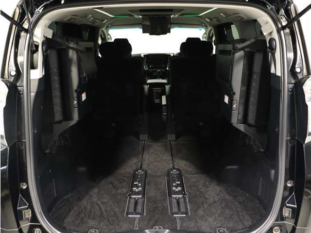 ミニバン最大級のスペース！ご家族、お友達とのキャンプやバーベキューほか、お仕事でも十分な容量が有ります！