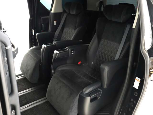 【上級モデル限定装備】★★エグゼクティブパワーシート！★★電動オットマン完備！足を楽々伸ばせ、ひじ掛けもありますので、優雅で快適なドライブをお楽しみいただけます！