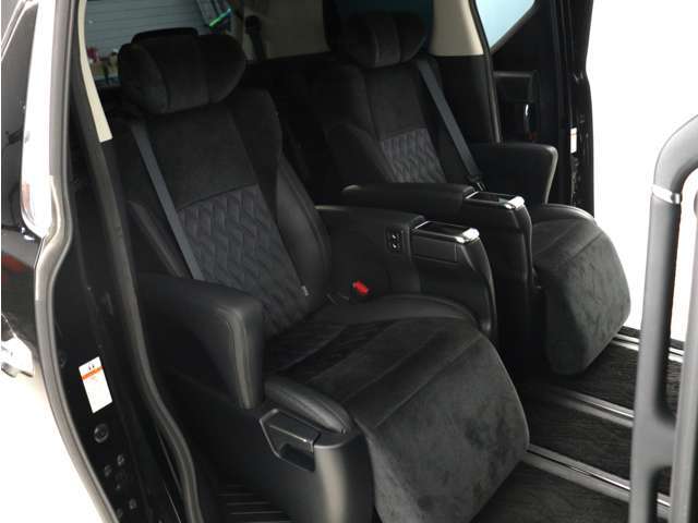 【上級モデル限定装備】★★エグゼクティブパワーシート！★★電動オットマン完備！足を楽々伸ばせ、ひじ掛けもありますので、優雅で快適なドライブをお楽しみいただけます！