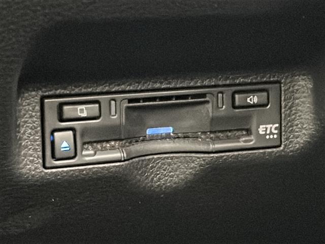 【ビルトインETC】スッキリ収納型、車のデザインと一体となった埋込み型タイプです。 配線も見えず、隙間も無いので運転席周りが洗練された空間になっています！