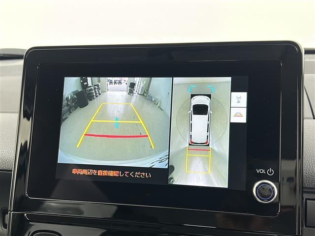 【パノラミックビューモニター】クルマを真上から見下ろした視点で駐車をサポートします！クルマの斜め後ろや真横など、いち早く障害物に気が付くことができます。