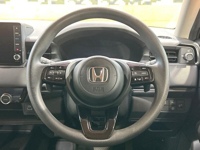 インテリアに合わせたデザインのステアリングは、運転される方のことも考え、運転しやすい形状、大きさです。是非一度、実際に触ってお確かめください。