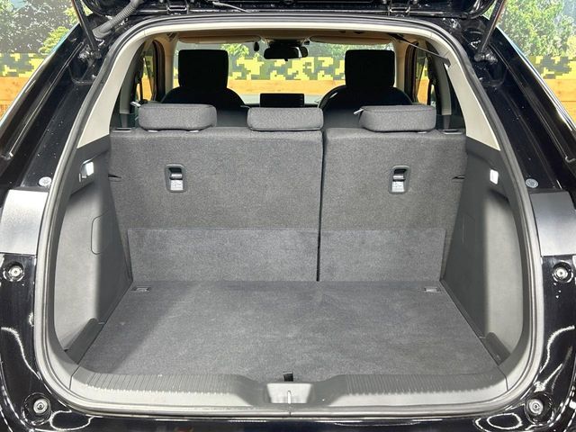 積み下ろしのしやすいデッキにはたっぷりと荷物を積み込んでいただけます。遊びから仕事まで、様々なシーンで頼れます♪