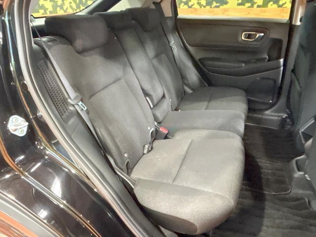 後部座席も気になるようなキズ・汚れやへたり等、大きなダメージはなく、良好な状態です。