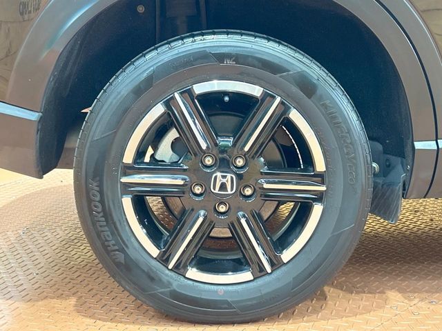 【純正16インチアルミホイール】外観にマッチした純正アルミホイールを装着しております。各種社外アルミホイールや、スタッドレスタイヤも取扱いしております。是非ご相談ください♪