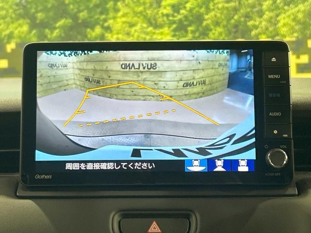 【バックカメラ】駐車時に後方がリアルタイム映像で確認できます。大型商業施設や立体駐車場での駐車時や、夜間のバック時に大活躍！運転スキルに関わらず、今や必須となった装備のひとつです！