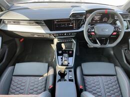 ●【認定中古車】Audi専門のテクニシャンが、100項目にもおよぶ精密な点検を実施。すべてをクリアしたAudi車のみが対象となります。