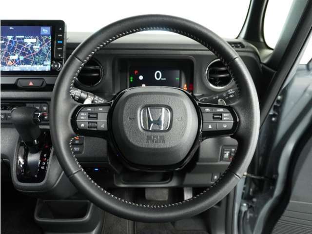 【Honda SENSING】 カメラ等装置で精度の高い検知能力を発揮、安全運転を支援します。ステアリング上のコントローラーに注目！