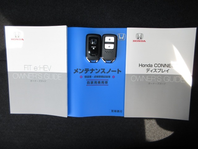 カギをバッグやポケットに入れたままでもドアロックの開閉やエンジン始動ができる『スマートキー』付き！暗くなってもキー穴を捜す必要が無くとっても便利ですから人気の装備です！