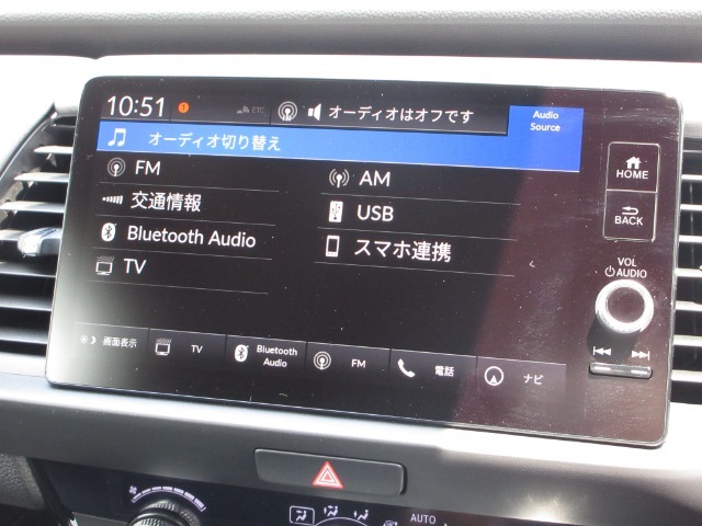 ナビゲーションはホンダコネクトディスプレイを装着しております。AM、FM、Bluetooth、フルセグTVがご使用いただけます。初めて訪れた場所でも道に迷わず安心ですね！