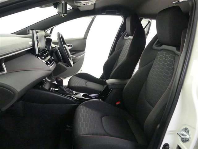 高いホールド性で運転姿勢が安定します。長距離ドライブでも疲れにくいのが魅力です。快適なドライビングライフをお送りください♪