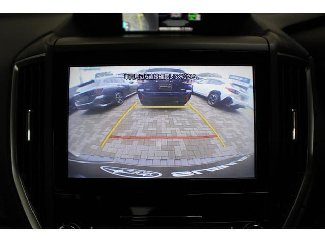 バックカメラの映像はナビ画面に映し出されます。駐車線はステアリング連動仕様なのでハンドルの切り具合も確認できます。