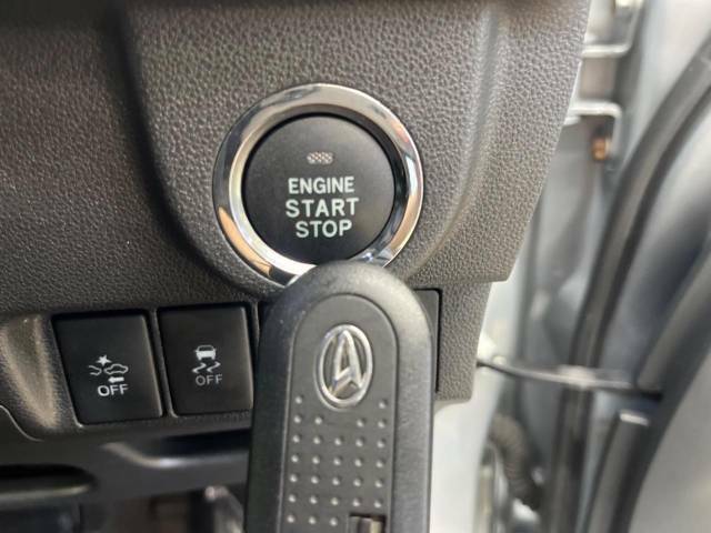 【スマートキー/プッシュスタート】鍵を持っているだけで、ドアロック解除・施錠からエンジンスタートまで操作できる便利な機能です。