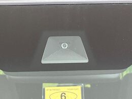 【ホンダセンシング】走行中に前方の車両等を認識し、衝突しそうな時は警報とブレーキで衝突回避と被害軽減をアシスト。より安全にドライブをお楽しみいただけます。