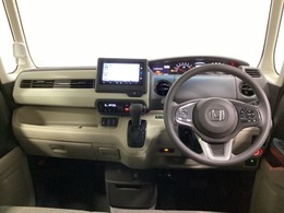 車内は光触媒抗菌消臭施工済です。インパネ周りはスタイリッシュなデザインで機能や装備も充実しています。グローブボックスやカップホルダーのほかにトレーなどたくさんの収納スペースが付いています。