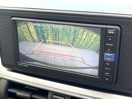 【バックカメラ】駐車時に後方がリアルタイム映像で確認できます。大型商業施設や立体駐車場での駐車時や、夜間のバック時に大活躍！運転スキルに関わらず、今や必須となった装備のひとつです！