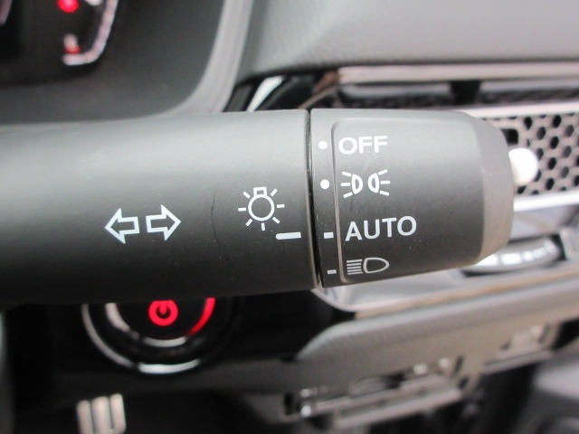 オートヘッドライト標準装備です。車外の明るさに応じて自動的にヘッドライトの点灯・消灯をしてくれます。トンネルの出入り口などで活躍してくれます。