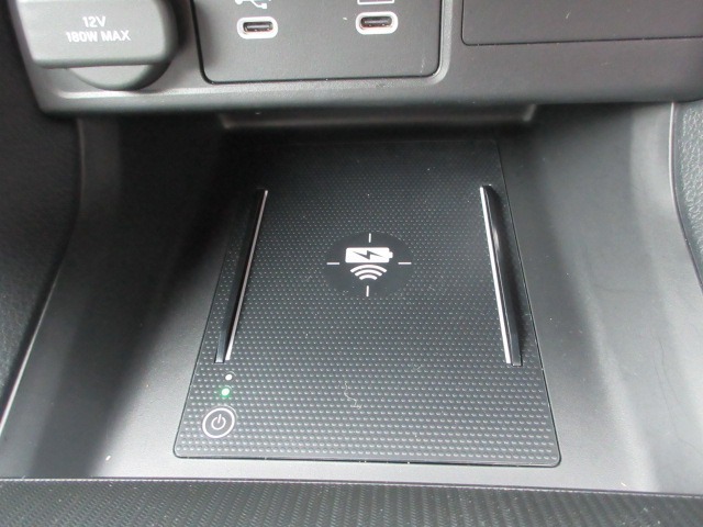 スマホの充電などに便利なワイヤレス充電器が付いてます。足元にコードが散らかることがなくなり、すっきり充電できます。